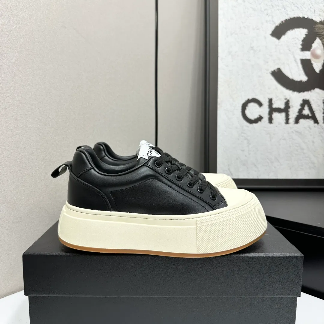 👟👟Ex-factory price 560👟👟Chanel Panda Shoes! 2025 counter's top casual sports shoes. This classic design; the upper is electro-embroidered with a variety of techniques; the outsole is fashionable and sporty; the unusual inclusion of a variety of color matching elements... The diversified mix and match is very good-looking and versatile, and can be used for leisure, fashion, sports, and outdoor... ꫛꫀꪝ Go➫ Materials: ❶Upper made of: original imported first-layer silk cowhide + original waterproof cloth + original first-layer cowhide ❷Inner lining: Breathable mesh ❸ Outsole based on: original TPU combination outsole, full set of boutique packaging for women 35–41